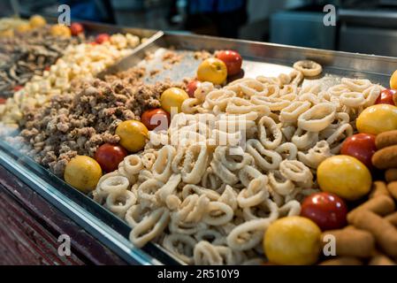 Traditionelle spanische Tintenfischringe und gebratene Calamari in einem traditionellen Imbiss. Klassische spanische Tapas, bekannt als „Calamares a la romana“ Stockfoto
