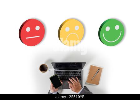 Geschäftsmann zufrieden mit Zufriedenheitsbewertung? Feedback und gute Laune Bewertung des Kundenerlebnisses durch Smiley Online-Verbraucher Stockfoto