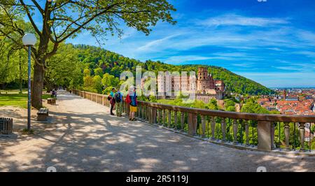 HEIDELBERG, BADEN-WÜRTTEMBERG, DEUTSCHLAND - CIRCA MAI 2023: Schloss Heidelberg und Schlossgarten Heidelberg. Stockfoto