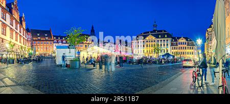 COBURG, BAYERN, DEUTSCHLAND - CIRCA MAI 2023: Weinfest am Marktplatz von Coburg, Deutschland Stockfoto