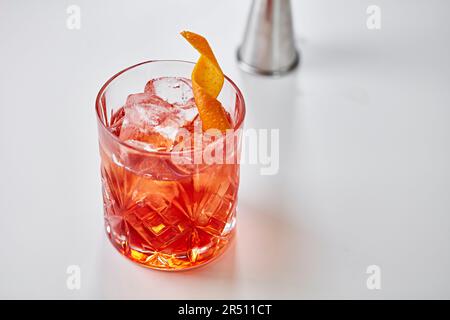 Negroni mit Orangenschale Stockfoto
