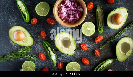 Avocado, rote Zwiebeln, Tomaten, Rosmarin und Limette Stockfoto