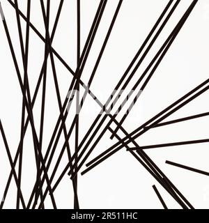 Tintenfischspaghetti auf weißem Hintergrund Stockfoto