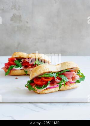 Serrano-Sandwich mit Tomaten und Rucolasalat Stockfoto