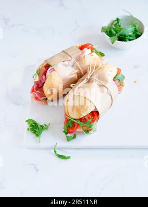 Serrano-Sandwich mit Tomaten und Rucolasalat Stockfoto