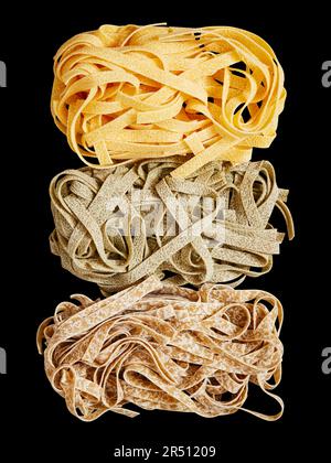 Drei verschiedene Arten von Tagliatellen (ungekocht) Stockfoto