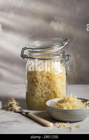 Hausgemachtes, verzehrfertiges Sauerkraut in einem Glas Stockfoto