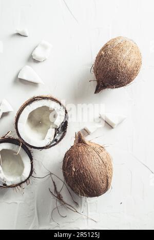 Kokosnüsse, ganz und zerbrochen Stockfoto