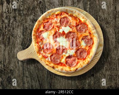 Pizza mit Salami und Scamorza Stockfoto