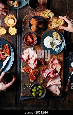 Aufschnitt-Platte mit Burrata, Oliven und Mini-Arancini Stockfoto