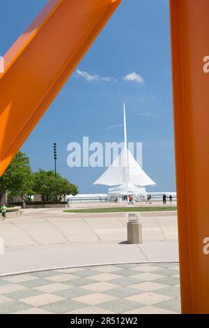 USA, Milwaukee, Blick durch die Skulptur „The Calling (di SWuvero)“ von Mark di Suvero zum Kunstmuseum. Stockfoto