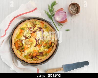 Gemüsequiche mit heißem Räucherlachs Stockfoto