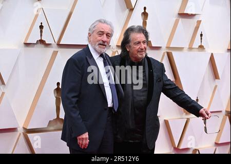 Los Angeles, Usa. 09. Februar 2020. Dateifoto vom 09. Februar 2020 von Robert De Niro und Al Pacino, die an den 92. Annual Academy Awards (Oscars) in Hollywood und Highland in Hollywood, Los Angeles, CA, USA teilnahmen. - Al Pacino ist in einen Club der Prominenten-Alten-Väter eingetreten. Schauspieler Al Pacino, der letzten Monat 83 wurde, ist bereit, sein viertes Kind willkommen zu heißen. Anfang dieses Monats wurde bekannt, dass Robert De Niro im reifen Alter von 79 Jahren wieder Vater geworden war. Foto: Lionel Hahn/ABACAPRESS.COM Kredit: Abaca Press/Alamy Live News Stockfoto