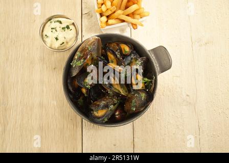 Belgische Muscheln mit Pommes frites und Mayonnaise Stockfoto