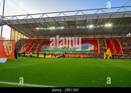 Fans und Fans von Lens in Stand Tribune Marek und Xerces mit einem riesigen Tizo des 1933 - 2023 , 90-jährigen Jubiläums des Stadions Felix Bollaert darüber, das vor einem Fußballspiel zwischen dem Rennclub de Lens und AC Ajaccio abgebildet wurde, Am 37. . Spieltag der Ligue 1 Uber-Essenssaison 2022-2023 , Sonntag , den 27 . Mai 2023 in Lens , Frankreich . FOTO SPORTPIX | David Catry Stockfoto