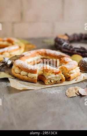 Paris Brest (gefüllter Choux Gebäckring) Stockfoto