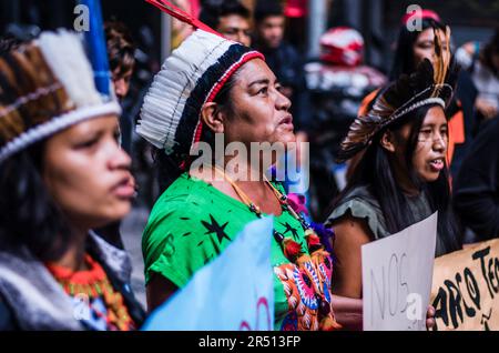 Rio De Janeio, Brasilien. 30. Mai 2023. Demonstranten halten während der Demonstration Plakate, auf denen ihre Meinung zum Ausdruck gebracht wird. Die Marco-Zeitarbeit, Eingeborene und Anhänger der indigenen Bewegung trafen sich im Museu do Amanhã, im Zentrum von Rio de Janeiro, um gegen die PL490 Jahre zu protestieren. Kredit: SOPA Images Limited/Alamy Live News Stockfoto