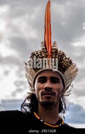 Rio De Janeio, Brasilien. 30. Mai 2023. An der Demonstration nimmt ein Demonstranter Teil. Die Marco-Zeitarbeit, Eingeborene und Anhänger der indigenen Bewegung trafen sich im Museu do Amanhã, im Zentrum von Rio de Janeiro, um gegen die PL490 Jahre zu protestieren. Kredit: SOPA Images Limited/Alamy Live News Stockfoto