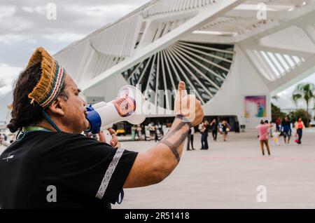 Rio De Janeio, Brasilien. 30. Mai 2023. Ein Demonstrant spricht während der Demonstration über ein Megafon. Die Marco-Zeitarbeit, Eingeborene und Anhänger der indigenen Bewegung trafen sich im Museu do Amanhã, im Zentrum von Rio de Janeiro, um gegen die PL490 Jahre zu protestieren. Kredit: SOPA Images Limited/Alamy Live News Stockfoto