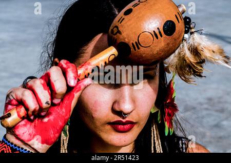 Rio De Janeio, Brasilien. 30. Mai 2023. An der Demonstration nimmt ein Demonstranter Teil. Die Marco-Zeitarbeit, Eingeborene und Anhänger der indigenen Bewegung trafen sich im Museu do Amanhã, im Zentrum von Rio de Janeiro, um gegen die PL490 Jahre zu protestieren. Kredit: SOPA Images Limited/Alamy Live News Stockfoto