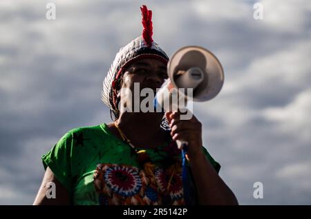 Rio De Janeio, Brasilien. 30. Mai 2023. Ein Demonstrant spricht während der Demonstration über ein Megafon. Die Marco-Zeitarbeit, Eingeborene und Anhänger der indigenen Bewegung trafen sich im Museu do Amanhã, im Zentrum von Rio de Janeiro, um gegen die PL490 Jahre zu protestieren. Kredit: SOPA Images Limited/Alamy Live News Stockfoto