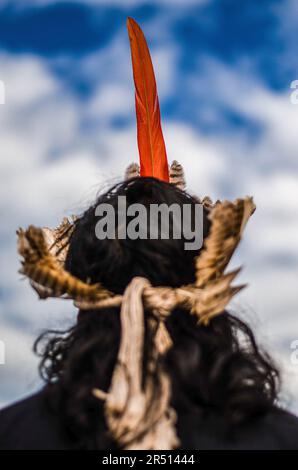 Rio De Janeio, Brasilien. 30. Mai 2023. An der Demonstration nimmt ein Demonstranter Teil. Die Marco-Zeitarbeit, Eingeborene und Anhänger der indigenen Bewegung trafen sich im Museu do Amanhã, im Zentrum von Rio de Janeiro, um gegen die PL490 Jahre zu protestieren. Kredit: SOPA Images Limited/Alamy Live News Stockfoto