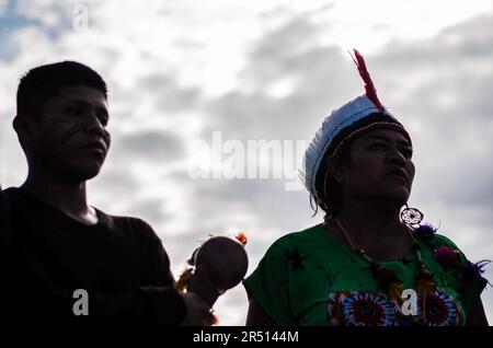 Rio De Janeio, Brasilien. 30. Mai 2023. Demonstranten nehmen an der Demonstration Teil. Die Marco-Zeitarbeit, Eingeborene und Anhänger der indigenen Bewegung trafen sich im Museu do Amanhã, im Zentrum von Rio de Janeiro, um gegen die PL490 Jahre zu protestieren. Kredit: SOPA Images Limited/Alamy Live News Stockfoto