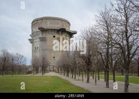 Der berühmte Flaggenturm aus dem Zweiten Weltkrieg im Augarten in Wien Stockfoto