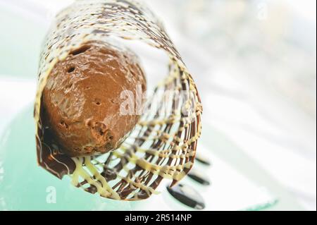 Schokoladeneis in einem Schokoladennest (Nahaufnahme) Stockfoto
