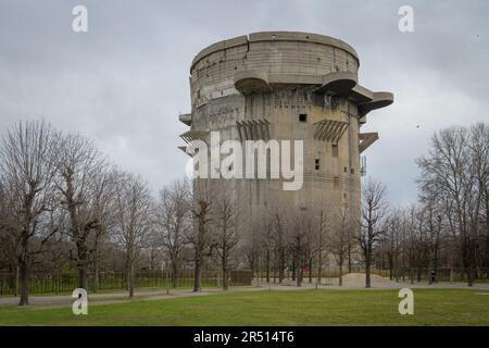 Der berühmte Flaggenturm aus dem Zweiten Weltkrieg im Augarten in Wien Stockfoto