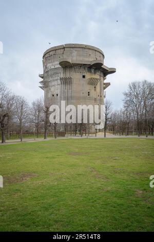 Der berühmte Flaggenturm aus dem Zweiten Weltkrieg im Augarten in Wien Stockfoto