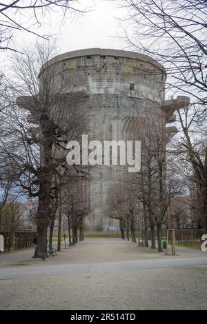 Der berühmte Flaggenturm aus dem Zweiten Weltkrieg im Augarten in Wien Stockfoto