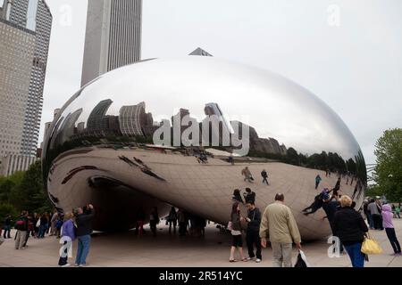 USA, Illinois, Chicago, Reflections of People in „The Cloud“ (von Anish Kapoor), alias The Bean, Millennium Park. Stockfoto