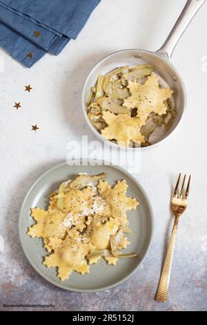 Ravioli mit Crescenza-Käse und Artischocken zu Weihnachten Stockfoto