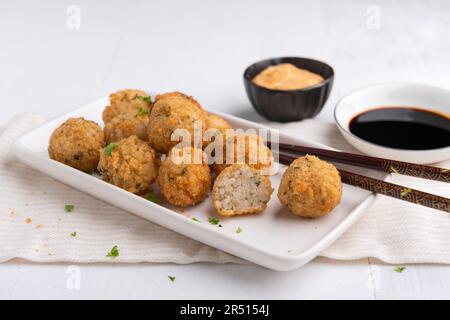 Vegane klebrige Reisbällchen mit Sriracha „moyo“ und Sojasoße Stockfoto