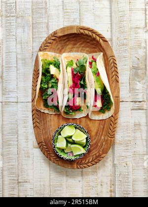 Vegetarische Tacos mit Hummus, Grünkohl und Avocado Stockfoto