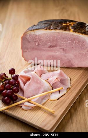 Beinschinken auf einem Holzbrett Stockfoto
