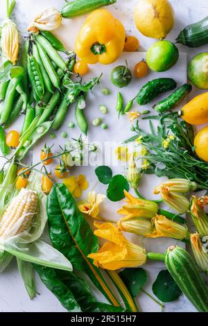Obst und Gemüse in grün und gelb Stockfoto