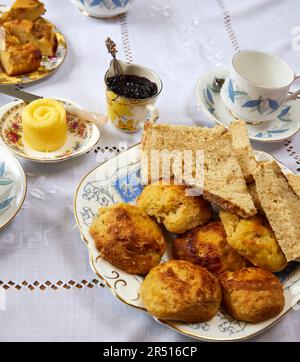 Frühstückstisch mit Scones und Brot Stockfoto