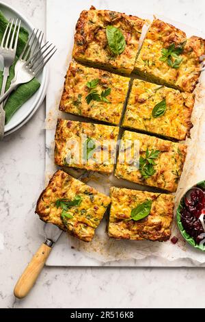 Lachs- und Zucchini-Eierkuchen mit Chutney Stockfoto