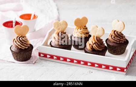 Schokoladenstückchen-Cupcakes mit Erdnussbutter-Sahne Stockfoto