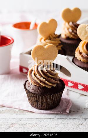 Schokoladenstückchen-Cupcakes mit Erdnuss-Buttercreme Stockfoto