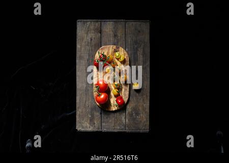 Verschiedene Tomaten auf einem Holzbrett Stockfoto