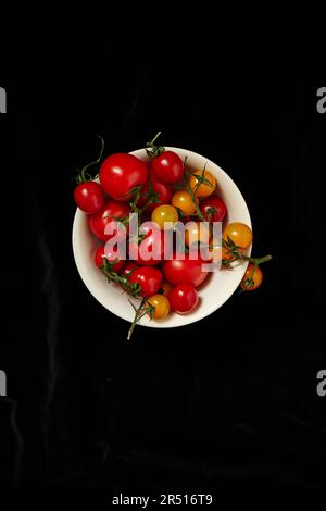 Gemischte Tomaten in einer Schüssel Stockfoto