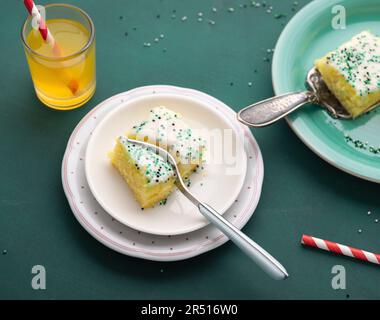 Veganer Fanta-Kuchen mit Glasur und Zuckerstreuseln Stockfoto