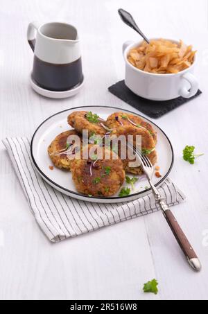 Vegane Kartoffelbällchen mit bayerischem Kohl Stockfoto