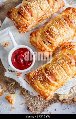 Blätterteig gefüllt mit Würstchen Stockfoto