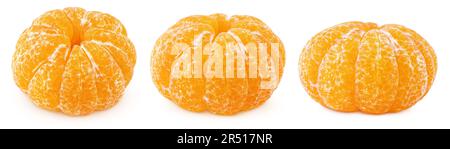 Set aus ganzen geschälten Tangerinen oder Mandarinen-Zitrusfrüchten, isoliert auf weißem Hintergrund mit Schnittpfad. Volle Schärfentiefe. Stockfoto