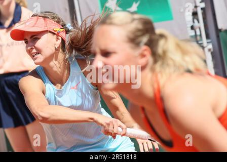 Paris, Frankreich. 31. Mai 2023. Die belgische Maryna Zanevska und die belgische Kimberley Zimmermann haben in der ersten Runde der Doppel-Tennisspiele beim Roland Garros French Open Tennis Turnier in Paris, Frankreich, am Mittwoch, den 31. Mai 2023, in Aktion bei einem Doppel-Tennis-Spiel zwischen dem belgischen Paar Zanevska-Zimmermann und dem französischen Paar Andrianjafitrimo-Ferro gezeigt. BELGA FOTO BENOIT DOPPAGNE Kredit: Belga News Agency/Alamy Live News Stockfoto