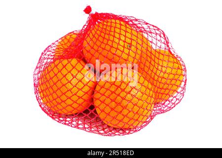 Frische und saftige Orangen in einem roten Netzbeutel, isoliert auf weißem Hintergrund. Stockfoto